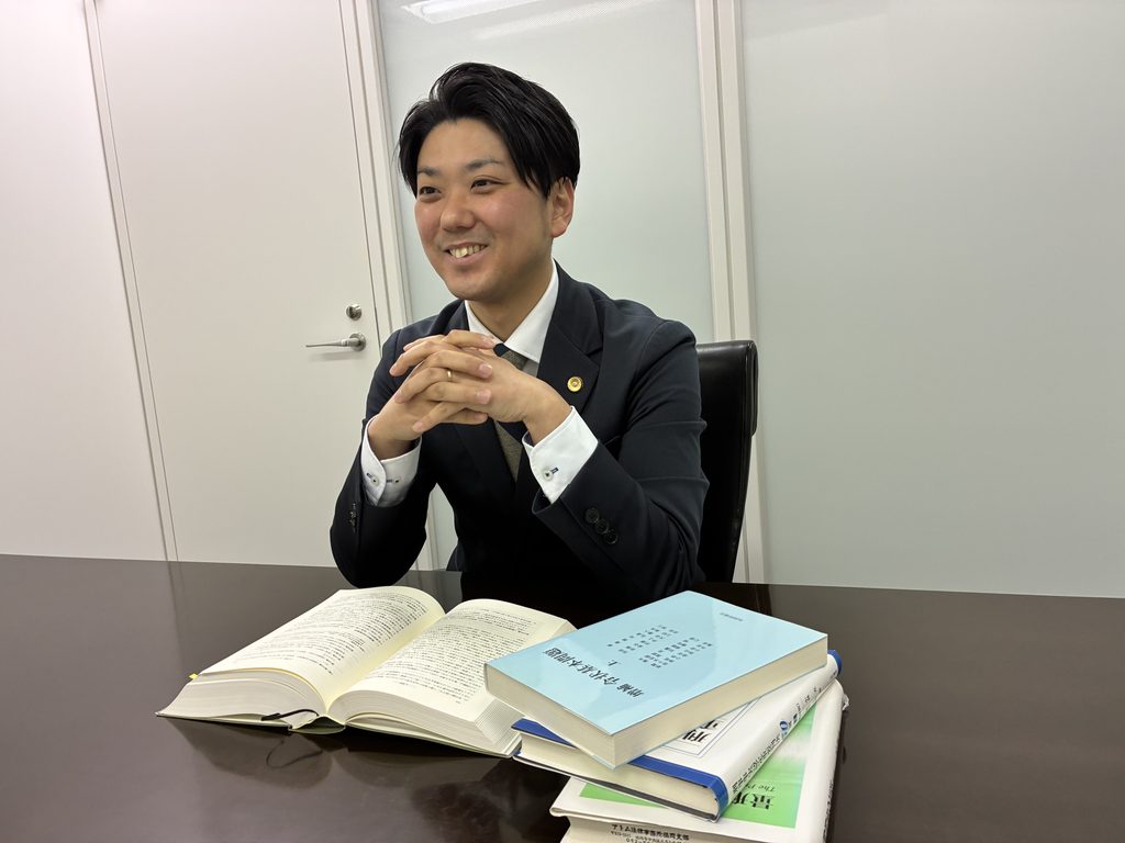 成瀬弁護士が相談する風景